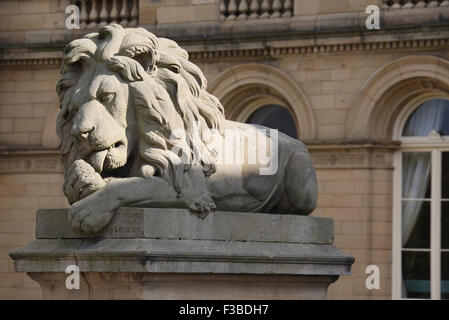 Historische Sandstein Löwen namens Frieden außerhalb Victoria Hall in Saltaire Stockfoto