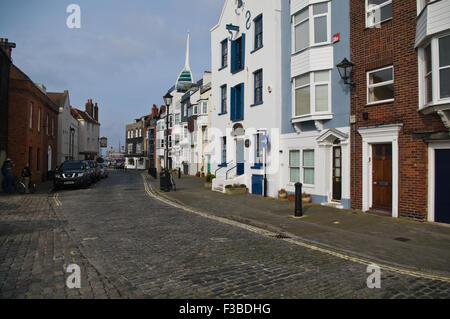 Blick entlang der gepflasterten Straße in Bad Platz, Portsmouth, Hampshire, England. Stockfoto