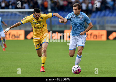 Rom, Italien. 4. Oktober 2015. Serie A Fußball. Lazio gegen Frosinone. Luca Paganini Herausforderungen Senad Lulic © Action Plus Sport/Alamy Live News Stockfoto