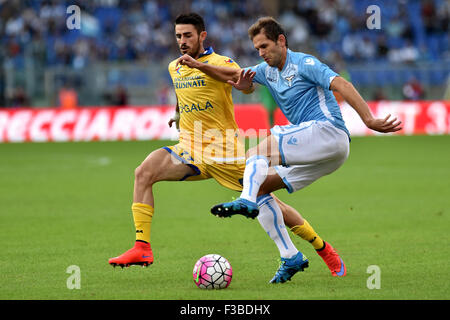 Rom, Italien. 4. Oktober 2015. Serie A Fußball. Lazio gegen Frosinone. Luca Paganini Herausforderungen Senad Lulic © Action Plus Sport/Alamy Live News Stockfoto