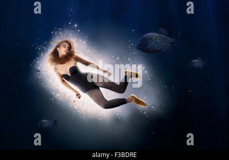 Kreativität. Fantasie. Frau ist in Wasser tauchen. Stockfoto