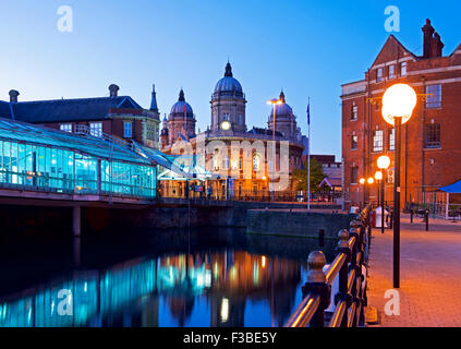 Fürsten Quay Shopping Centre und das Maritime Museum, in der Nacht, Kingston upon Hull, East Riding of Yorkshire, England UK Stockfoto