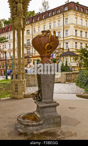 Karlovy Vary Mineral Spring "Snake". Karlovy Vary ist weithin bekannt, Balnearies. Es ist der kälteste Frühling, Wasser 30 C. Stockfoto