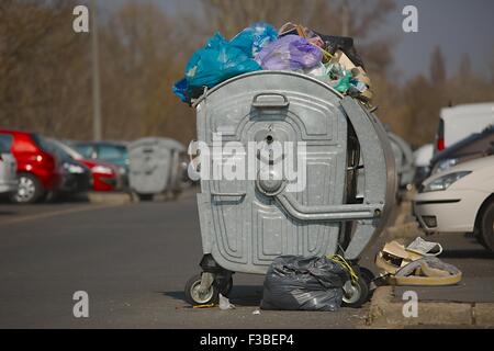 Mülltonnen voll, überfüllt Stockfoto