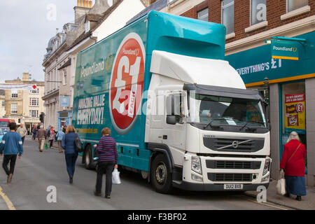 Poundland Volvo LKW LKW-Lieferung shop shop im Cricklade St, Cricklade Road, Cirencester, Gloucestershire, Pfund, Stockfoto