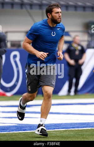 4. Oktober 2015: Indianapolis Colts quarterback Andrew Luck (12) in Aktion während der Warm-ups vor dem NFL-Spiel zwischen den Jacksonville Jaguars und die Indianapolis Colts im Lucas Oil Stadium in Indianapolis, Indiana. Christopher Szagola/CSM Stockfoto