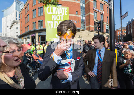 Eine junge konservative Partei Mitglied ist während der TUC führen Anti-Sparmaßnahmen, Demonstration, wo 100.000 durch Manchester City Centre am Sonntag marschierten Egged, 4. August 2015, gegen die Bonner Sparplaene protestiert, als die konservative Partei Konferenz eröffnet. Stockfoto