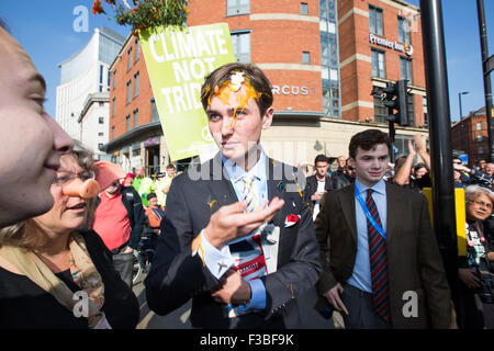 Eine junge konservative Partei Mitglied ist während der TUC führen Anti-Sparmaßnahmen, Demonstration, wo 100.000 durch Manchester City Centre am Sonntag marschierten Egged, 4. August 2015, gegen die Bonner Sparplaene protestiert, als die konservative Partei Konferenz eröffnet. Stockfoto