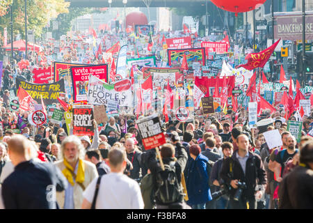 Manchester, UK. 4. Oktober 2015. Eine TUC Blei gegen Sparpolitik Demonstration, die rund 100.000 Marsch durch die Innenstadt von Manchester gegen Sparpläne der Regierung, wie die konservative Partei-Konferenz sah am 4. Oktober 2015 eröffnet. Bildnachweis: Christopher Middleton/Alamy Live-Nachrichten Stockfoto