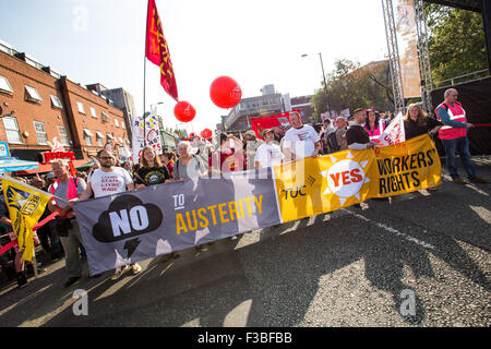 Manchester, UK. 4. Oktober 2015. Eine TUC Blei gegen Sparpolitik Demonstration, die rund 100.000 Marsch durch die Innenstadt von Manchester gegen Sparpläne der Regierung, wie die konservative Partei-Konferenz sah am 4. Oktober 2015 eröffnet. Bildnachweis: Christopher Middleton/Alamy Live-Nachrichten Stockfoto