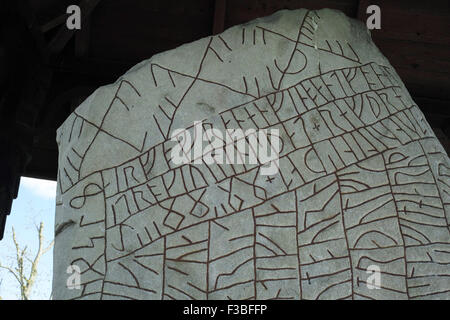 Rök runenstein Ög 136. ist eine der bekanntesten runestones, (Längste bekannte runic Inschrift in Stein). Östergötland, Schweden. Stockfoto