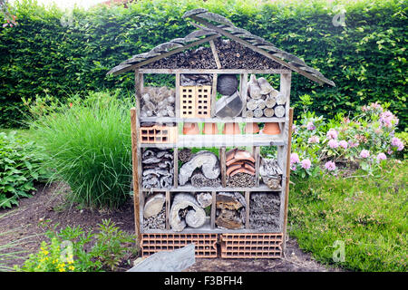 Insektenhotel im rose Garten von Saint Galmier, in der Loire-Region von Frankreich Stockfoto