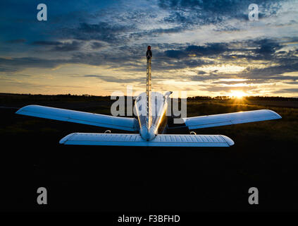 Piper Cherokee, G-BCJM in Charterhall Flugplatz einen ehemaligen RAF während des Krieges Air Station für die Ausbildung der Nacht Kampfpiloten. Stockfoto