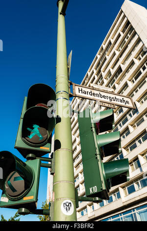 BERLIN, Deutschland - 28. September 2015: Hardenbergstreet, eine typische östlichen deutschen Kreuzung mit dem typischen östlichen Fußgänger Stockfoto