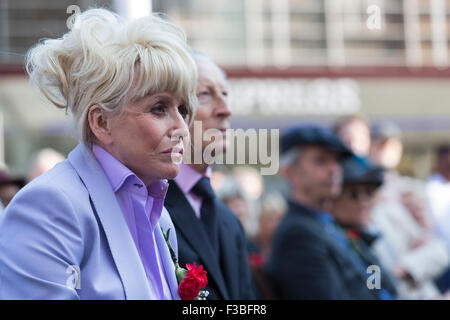 Stratford, London, UK. 10.04.2015. Schauspielerin Barbara Windsor sitzt neben Schauspieler Murray Melvin. Enthüllung der Joan Littlewood Skulptur von Philip Jackson in Theaterplatz außerhalb Theatre Royal Stratford East. Stockfoto