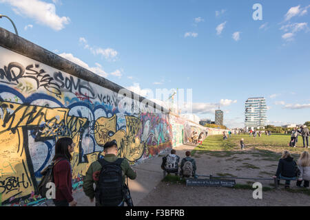 Berlin, Deutschland - 28. September 2015: Menschen genießen die Atmosphäre an der East Side Gallery in Berlin, Deutschland. Die Ostseite Stockfoto