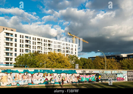 Berlin, Deutschland - 28. September 2015: Modernes Gebäude in der East Side Gallery in Berlin, Deutschland. Die East Side Gallery ist der Stockfoto