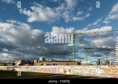 Berlin, Deutschland - 28. September 2015: Bautätigkeit entlang der East Side Gallery in Berlin, Deutschland. Die East Side Gallery ich Stockfoto