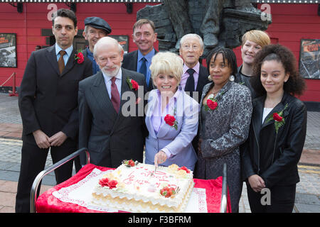 Stratford, London, UK. 10.04.2015. L-r: Kerry Michael, Philip Hedley, Philip Jackson, Sir Robin Wales, Barbara Windsor, Murray Melvin, Jo Melville, Caroline Bird und Alex Jarrett. Enthüllung der Joan Littlewood Skulptur von Philip Jackson in Theaterplatz außerhalb Theatre Royal Stratford East. Stockfoto