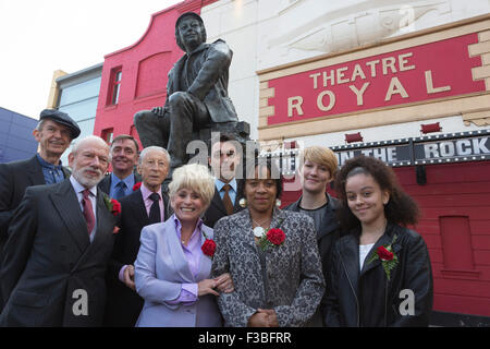 Stratford, London, UK. 10.04.2015. L-R. Philip Jackson, Philip Hedley, Murray, Sir Robin Wales Melvin, Barbara Windsor, Kerry Michael, Jo Melville, Caroline Vogel und Alex Jarrett. Enthüllung der Joan Littlewood Skulptur von Philip Jackson in Theaterplatz außerhalb Theatre Royal Stratford East. Stockfoto