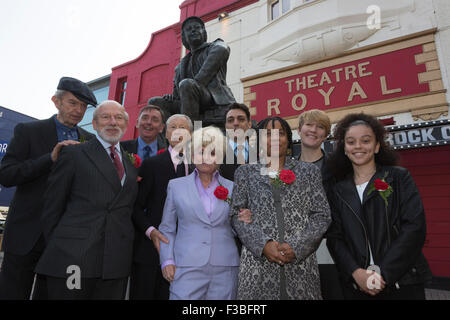 Stratford, London, UK. 10.04.2015. L-R. Philip Jackson, Philip Hedley, Murray, Sir Robin Wales Melvin, Barbara Windsor, Kerry Michael, Jo Melville, Caroline Vogel und Alex Jarrett. Enthüllung der Joan Littlewood Skulptur von Philip Jackson in Theaterplatz außerhalb Theatre Royal Stratford East. Stockfoto