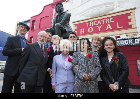 Stratford, London, UK. 10.04.2015. L-R. Philip Jackson, Philip Hedley, Murray, Sir Robin Wales Melvin, Barbara Windsor, Kerry Michael, Jo Melville, Caroline Vogel und Alex Jarrett. Enthüllung der Joan Littlewood Skulptur von Philip Jackson in Theaterplatz außerhalb Theatre Royal Stratford East. Stockfoto