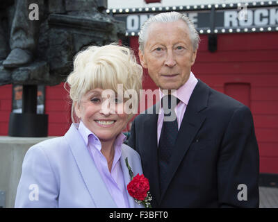 Stratford, London, UK. 10.04.2015. Darsteller Barbara Windsor und Murray Melvin.  Enthüllung der Joan Littlewood Skulptur von Philip Jackson in Theaterplatz außerhalb Theatre Royal Stratford East. Stockfoto