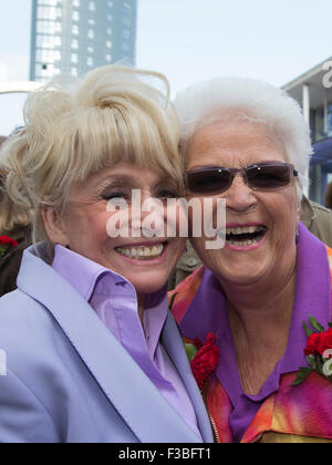 Stratford, London, UK. 10.04.2015. Ehemalige EastEnders Schauspieler Barbara Windsor und Pam St. Clement. Enthüllung der Joan Littlewood Skulptur von Philip Jackson in Theaterplatz außerhalb Theatre Royal Stratford East. Stockfoto