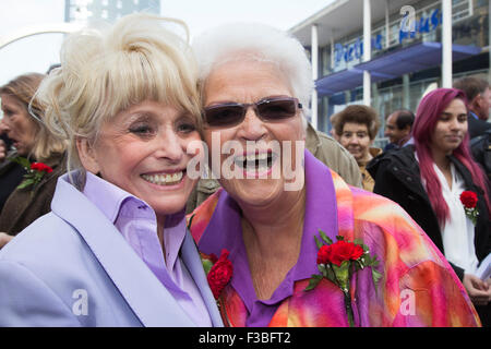 Stratford, London, UK. 10.04.2015. Ehemalige EastEnders Schauspieler Barbara Windsor und Pam St. Clement. Enthüllung der Joan Littlewood Skulptur von Philip Jackson in Theaterplatz außerhalb Theatre Royal Stratford East. Stockfoto