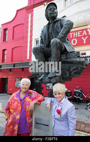 Stratford, London, UK. 10.04.2015. Ehemalige EastEnders Schauspieler Pam St. Clement und Barbara Windsor. Beide arbeiteten mit Joan Littlewood und der Theater-Workshop. Enthüllung der Joan Littlewood Skulptur von Philip Jackson in Theaterplatz außerhalb Theatre Royal Stratford East. Stockfoto