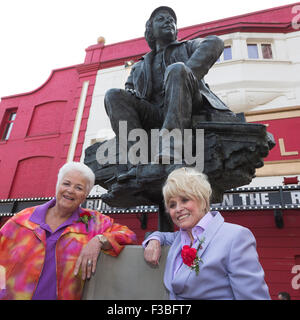 Stratford, London, UK. 10.04.2015. Ehemalige EastEnders Schauspieler Pam St. Clement und Barbara Windsor. Beide arbeiteten mit Joan Littlewood und der Theater-Workshop. Enthüllung der Joan Littlewood Skulptur von Philip Jackson in Theaterplatz außerhalb Theatre Royal Stratford East. Stockfoto