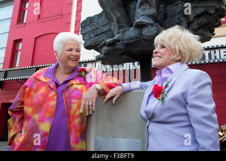 Stratford, London, UK. 10.04.2015. Ehemalige EastEnders Schauspieler Pam St. Clement und Barbara Windsor. Beide arbeiteten mit Joan Littlewood und der Theater-Workshop. Enthüllung der Joan Littlewood Skulptur von Philip Jackson in Theaterplatz außerhalb Theatre Royal Stratford East. Stockfoto