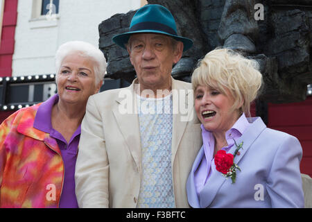 Stratford, London, UK. 10.04.2015. L-r: Schauspieler Pam St. Clement, Sir Ian McKellen und Barbara Windsor vor der Skulptur. Enthüllung der Joan Littlewood Skulptur von Philip Jackson in Theaterplatz außerhalb Theatre Royal Stratford East. Stockfoto