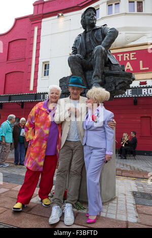 Stratford, London, UK. 10.04.2015. L-r: Schauspieler Pam St. Clement, Sir Ian McKellen und Barbara Windsor vor der Skulptur. Enthüllung der Joan Littlewood Skulptur von Philip Jackson in Theaterplatz außerhalb Theatre Royal Stratford East. Stockfoto