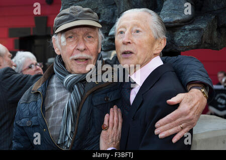 Stratford, London, UK. 10.04.2015. Schauspieler Brian Murphy und Murray Melvin. Enthüllung der Joan Littlewood Skulptur von Philip Jackson in Theaterplatz außerhalb Theatre Royal Stratford East. Stockfoto