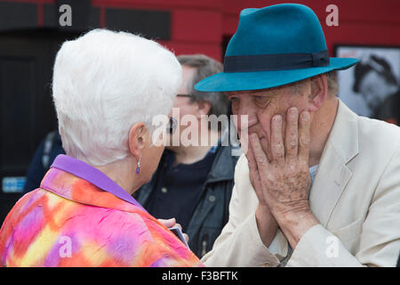 Stratford, London, UK. 10.04.2015. Schauspieler Pam St. Clement und Sir Ian McKellen im Gespräch. Enthüllung der Joan Littlewood Skulptur von Philip Jackson in Theaterplatz außerhalb Theatre Royal Stratford East. Stockfoto