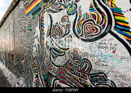 Berlin, Deutschland - 28. September 2015: Graffiti an der East Side Gallery in Berlin, Deutschland. Die East Side Gallery ist die Rutschbahnen Stockfoto