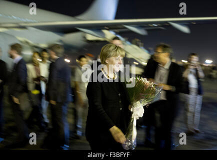 Bundeskanzlerin Angela Merkel kommt in den militärischen Teil des Indira Gandhi International Airport in New Delhi, Indien, 4. Oktober 2015. Merkel nimmt Teil an der dritten deutsch-indischen Regierungskonsultationen. Das Treffen mit indischen Premierminister Modi konzentriert sich auf Klima-, Wirtschafts- und Bildungspolitik. FOTO: KAY NIETFELD/DPA Stockfoto