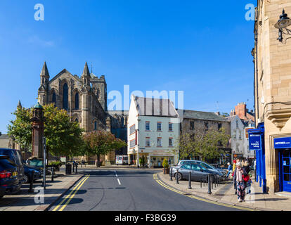 Der Marktplatz im Zentrum Stadt mit Blick auf die Abtei, Hexham, Northumberland, England, UK Stockfoto