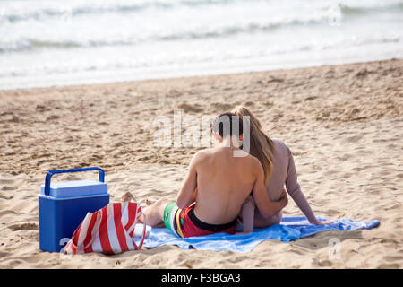 Bournemouth, Dorset, UK 4. Oktober 2015. UK-Wetter: schöner Tag in Bournemouth beach, wie Besucher die herbstliche Sonne genießen. Junges Paar zum Entspannen in der Sonne mit Cool box Credit: Carolyn Jenkins/Alamy Live News Stockfoto