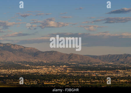 Vollmond Aufstieg über Albuquerque und die Sandia Mountains, New Mexico, USA. Stockfoto