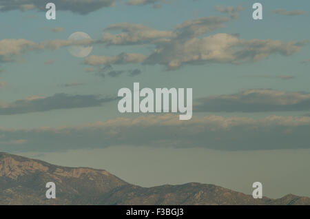 Vollmond Aufstieg über Albuquerque und die Sandia Mountains, New Mexico, USA. Stockfoto