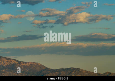 Vollmond Aufstieg über Albuquerque und die Sandia Mountains, New Mexico, USA. Stockfoto