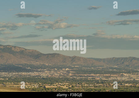 Vollmond Aufstieg über Albuquerque und die Sandia Mountains, New Mexico, USA. Stockfoto