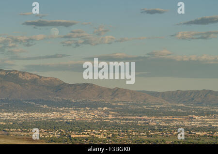 Vollmond Aufstieg über Albuquerque und die Sandia Mountains, New Mexico, USA. Stockfoto