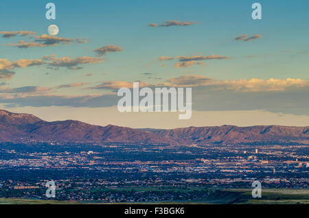 Vollmond Aufstieg über Albuquerque und die Sandia Mountains, New Mexico, USA. Stockfoto