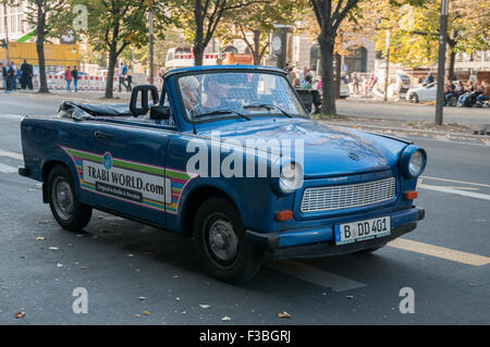 DDR Trabant Auto gebräuchlich für Stadtrundfahrten des heutigen Berlin Stockfoto
