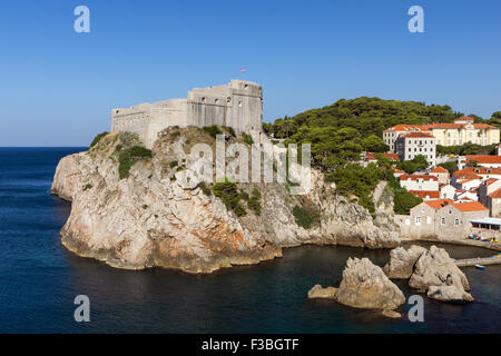 Blick auf Festung Lovrijenac (St. Lawrence Festung) auf einem steilen Felsen und andere Gebäude in Dubrovnik, Kroatien. Stockfoto