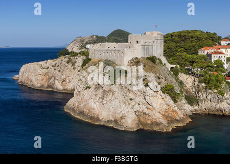 Blick auf Festung Lovrijenac (St. Lawrence Festung) auf einem steilen Felsen in Dubrovnik, Kroatien. Stockfoto