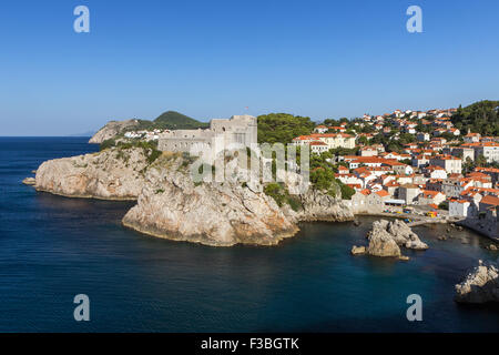 Blick auf Festung Lovrijenac (St. Lawrence Festung) auf einem steilen Felsen und alten Wohnhäusern an der Bucht in Dubrovnik, Kroatien. Stockfoto